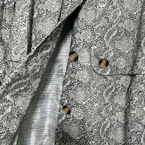CAbi Camille Gray Snakeskin Print Long Jacket Car Coat Size M Style 3134 - Picture 9 of 9